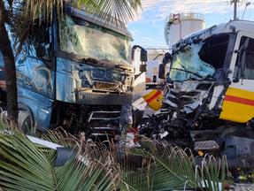 Suspeito tenta assaltar caminhão tanque e colide contra carreta estacionada em Fortaleza