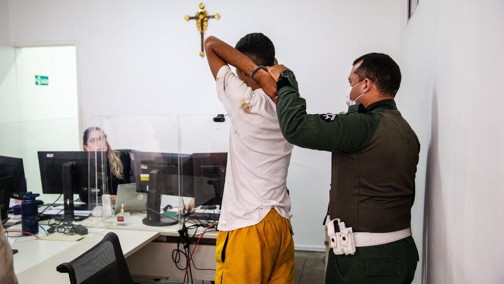 preso chegando algemado em sala de audiência de custódia em Fortaleza