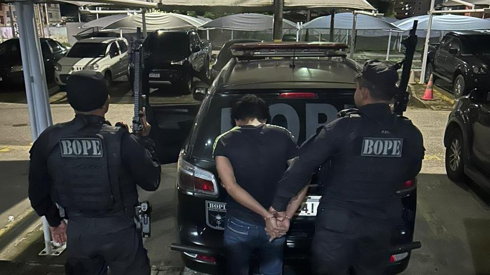 Suspeito foi recapturado por policiais federais e militares, no bairro Granja Portugal, em Fortaleza