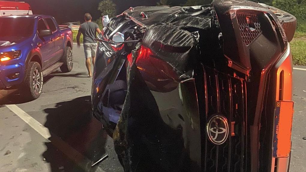 Testemunhas afirmaram à Polícia que um veículo Fiat Siena colidiu na traseira de uma Toyota Hilux, que rodou e capotou na estrada