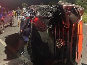 Testemunhas afirmaram à Polícia que um veículo Fiat Siena colidiu na traseira de uma Toyota Hilux, que rodou e capotou na estrada