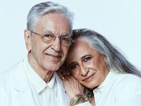 Caetano Veloso e Maria Bethânia posam para foto. Os dois são idosos, têm cabelos brancos e vestem roupas brancas