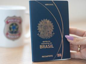 Mão segurando passaporte