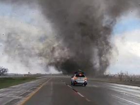 Formações de tornados nas proximidades de estradas assustaram motoristas, nos Estados Unidos