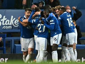 Jogadores do Everton comemorando abraçados