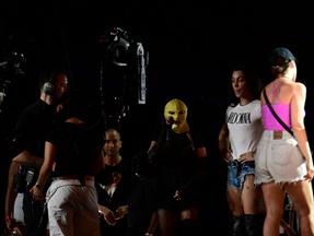 cena do ensaio do show de madonna, em copacabana. ela veste uma balaclava amarela