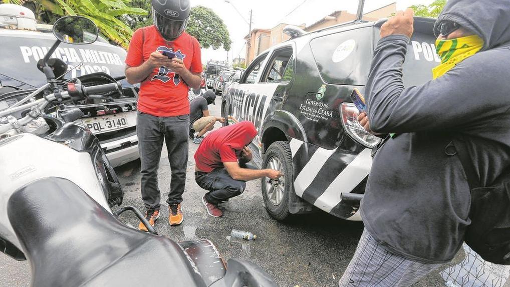 Policiais se amotinaram em quartéis e furaram pneus de viaturas, durante o motim de fevereiro de 2020, no Ceará