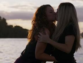 As atrizes Paolla Oliveira e Nanda Costa protagonizaram uma cena de beijo na série 