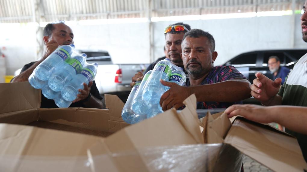 Pessoas organizam doações de garrafas de água