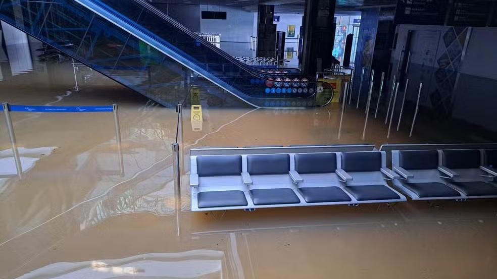 Área de embarque do aeroporto de Porto Alegre inundada