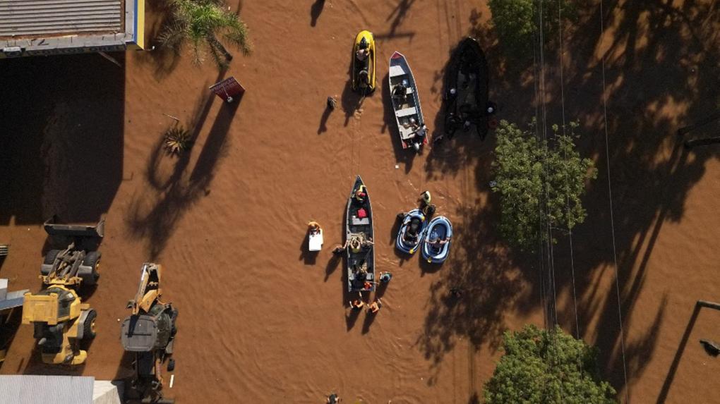 Barcos em meio a enchente no Rio Grande do Sul