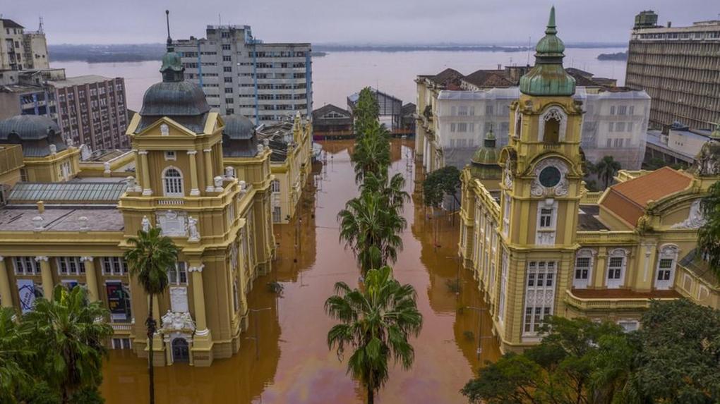Imagem mostra Porto Alegre alagada após enchentes