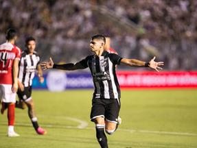 Atacante Facundo Barceló comemora gol com a camisa do Ceará diante do CRB, pela terceira rodada da Série B