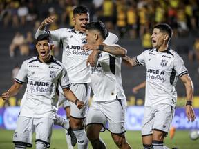 Jogadores do Ceará comemoram gol marcado por Jorge Recalde