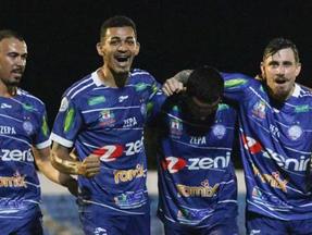 Jogadores do Iguatu comemoram gol