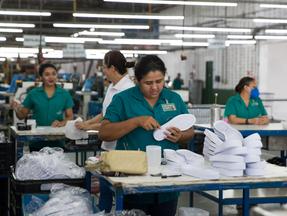 foto de produção de indústria calçadista