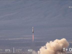 Captura de tela tirada de uma transmissão da Blue Origin mostra o foguete NS24