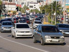 Carros parados no trânsito em Fortaleza