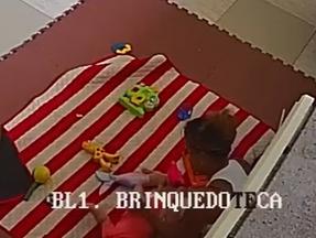 frame de vídeo de câmera de seguraça que flagrou babá agredindo criança de 8 meses