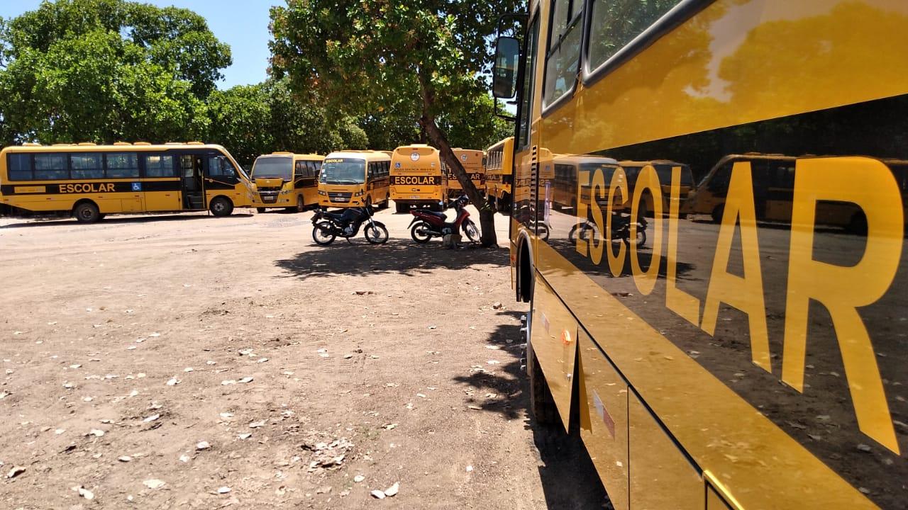 ônibus escolares em garagem da prefeitura de juazeiro do norte