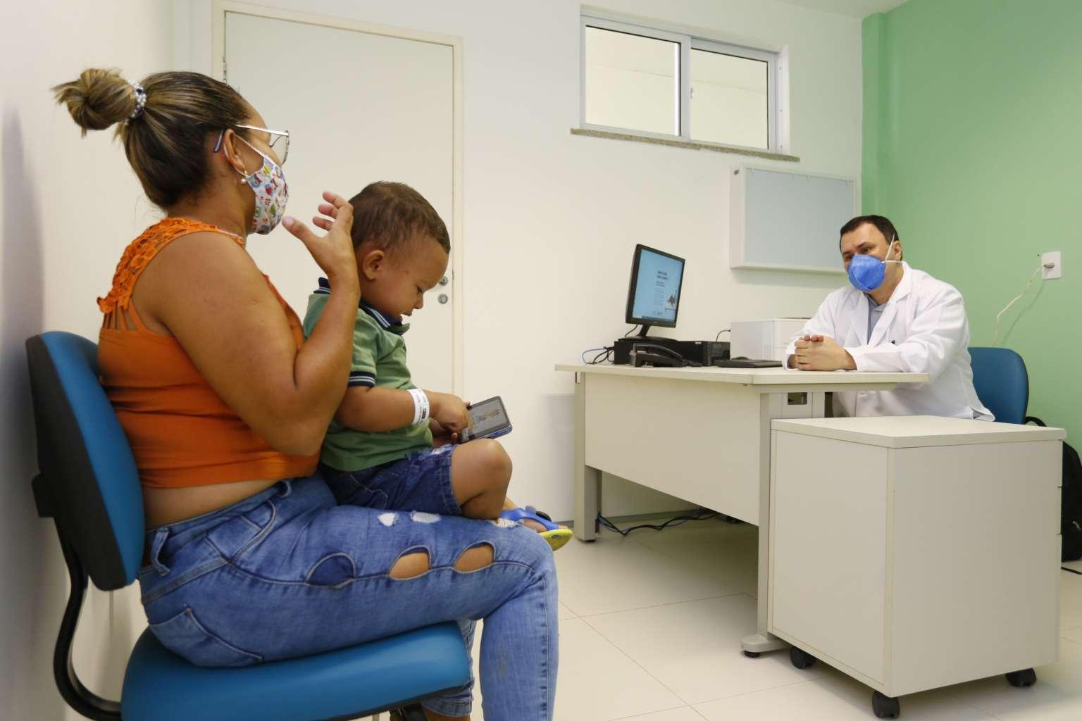 Mãe com criança no colo conversa com médico em consultória da Policlínica regional de maracanaú