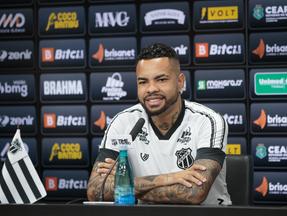 Dentinho vestiu a camisa do Ceará na temporada de 2022