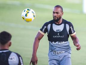 Zagueiro Luiz Otávio em treinamento
