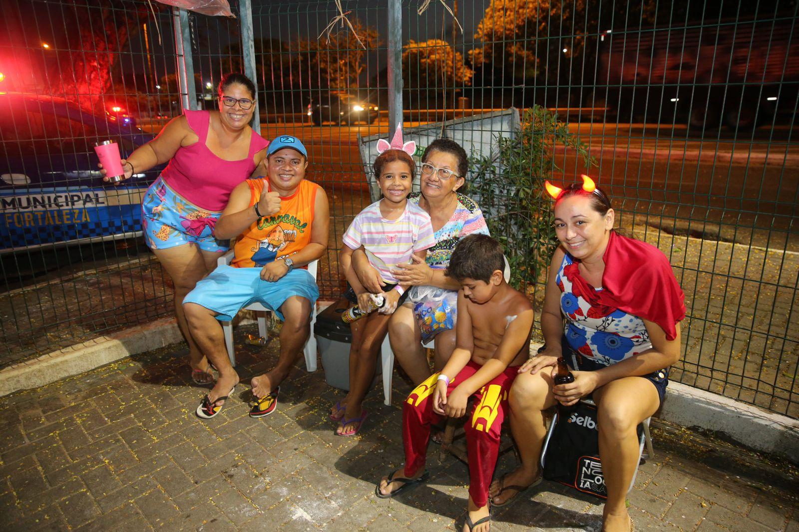 Cirlane Xavier (à esquerda, de rosa) é moradora do bairro São João do Tauape, mas atesta ser frequentadora assídua do Mercado da Aerolândia