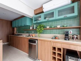 Projeto de cozinha com armários aéreos na cor verde do escritório Paiva e Passarini Arquitetura
