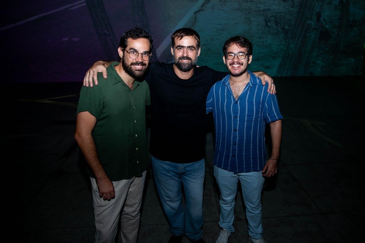 Roger Pires, Valentino Kmentt e Gabriel Ferreira, membros da equipe que produziu o vídeo que ocupa a sala imersiva