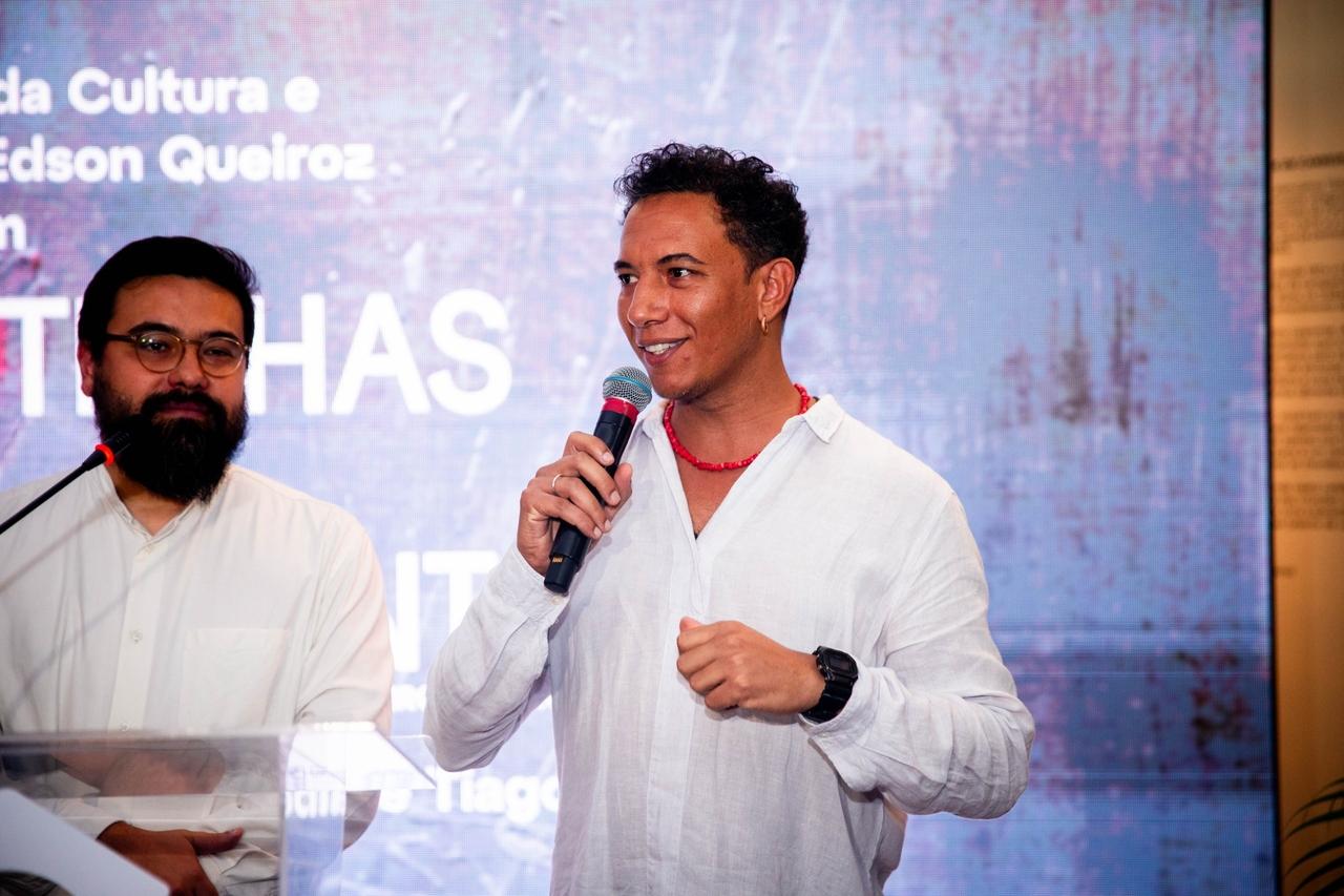 Paulo Miyada e Tiago Gualberto, curadores da exposição Centelhas em Movimento