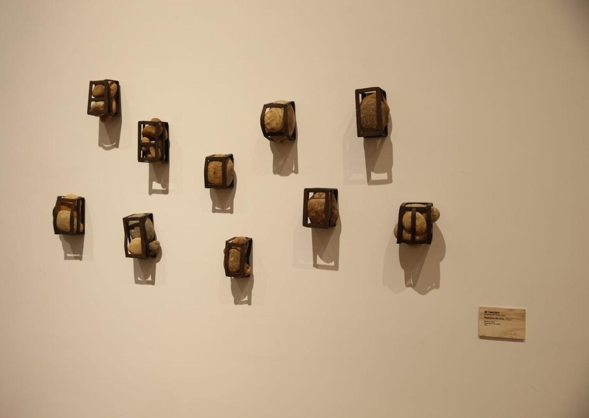 Obra 'Relicário da Seca' (2013), de Zé Tarcísio, abre fluxo de visita guiada à Pinacoteca do Ceará feita pelo Verso