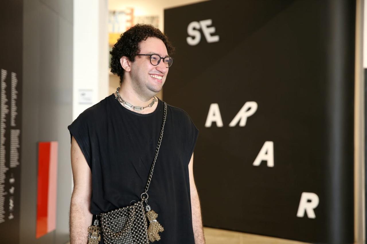 Curador Lucas Dilacerda guiou visita do Verso à exposição 'Se Arar'