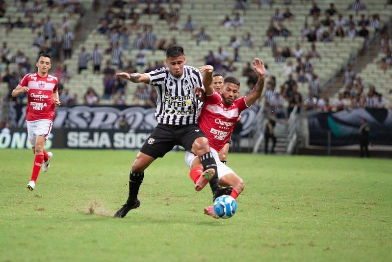 Atletas de Ceará e CRB disputam bola
