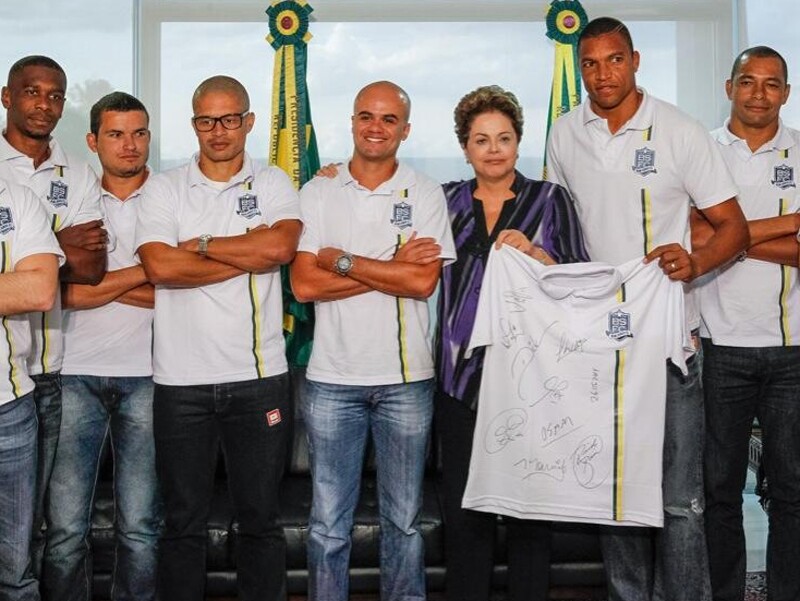 A presidente recebeu das mãos do goleiro Dida uma camisa do movimento Bom Senso F.C