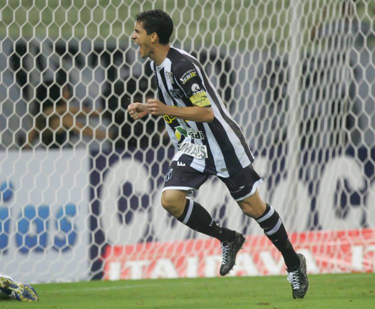 No começou do segundo tempo, Magno Alves marcou um lindo gol que deu a vitória ao Vovô