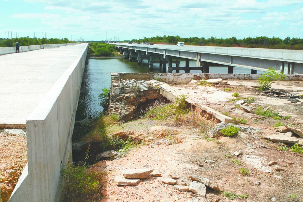 Ponte Juscelino Kubitschek tem idas e vindas, entre diversas paralisações da obra 