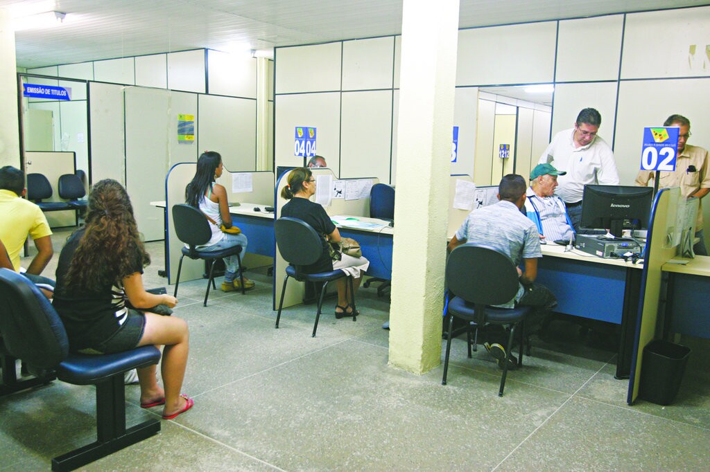 Com o fim do prazo para regularizar a situação eleitoral para votar nas eleições próximas, a movimentação na Central do Eleitor é mais tranquila 