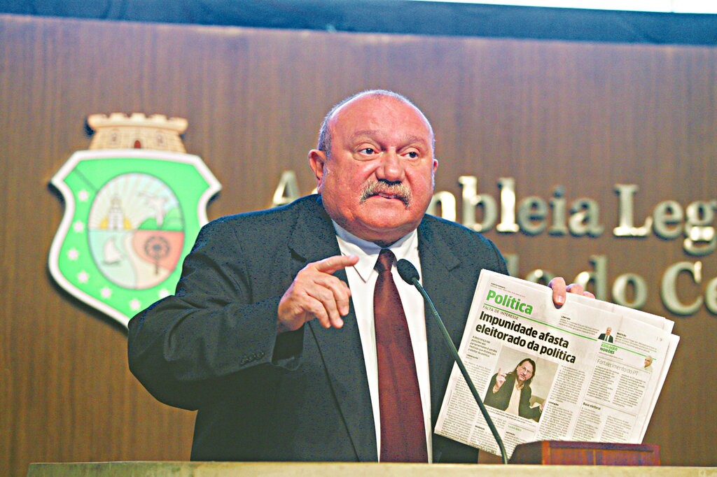 Deputado Fernando Hugo exibe, no plenário da Assembleia, a matéria publicada pelo Diário do Nordeste que trata do assunto 