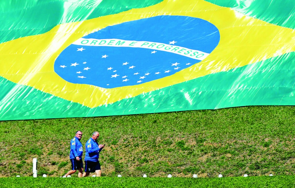 Luiz Felipe Scolari aproveitou o dia de descanso na Granja Comary para realizar suas já tradicionais caminhadas ao lado do auxiliar técnico Flávio Murtosa 