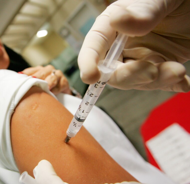 Tratamento atual no Brasil é realizado pelo SUS, com aplicação da injeção de Interferon e auxílio de cápsulas de Ribavirina