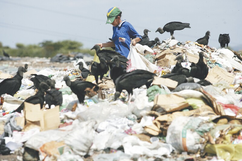 Lixões são o destino final dos resíduos sólidos na maioria das cidades cearenses