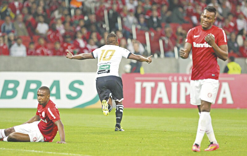 O meia Nikão abriu a vitória do Ceará com um belo gol no início do segundo tempo 