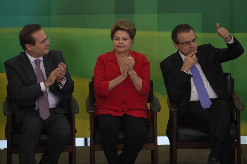 Ao lado de autoridades políticas, Dilma Roussef fez cerimônia nesta quarta (7) para comemorar sanção da nova lei