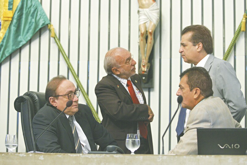 O deputado Lula Morais conversa com o seu colega João Jaime, durante a sessão da última terça-feira, no grupo em que estão os deputados Tin Gomes e Ely Aguiar, momentos após o seu aparte a Fernando Hugo 