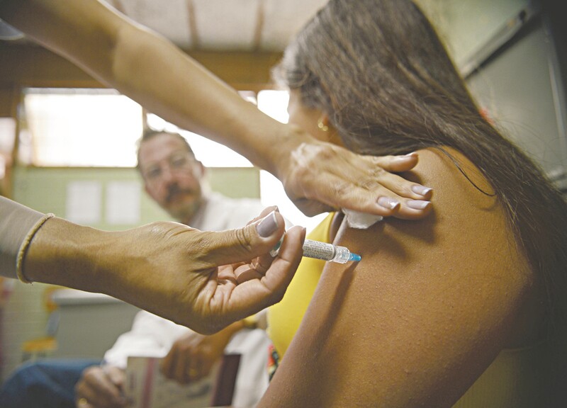 Não há prazo para a vacinação, ou seja, quem fez 11 anos agora pode tomar ainda a primeira dose da vacina e em seis meses deverá tomar a segunda dose. 