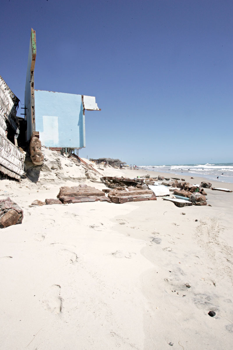 Na praia de Balbino, restos de imóveis destruídos pela força das águas reduz a atratividade de lugar para os turistas. Prefeitura de Cascavel promete apoio para as famílias, com alimentos e até imóveis do Minha Casa, Minha Vida 