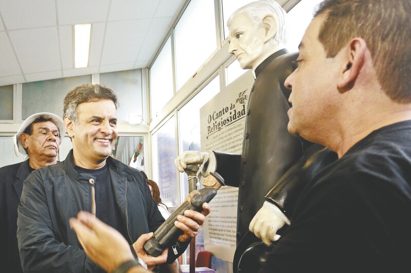 Em visita ao Centro Luiz Gonzaga de Tradições Nordestinas, o tucano ganhou uma escultura em madeira do religioso cearense 