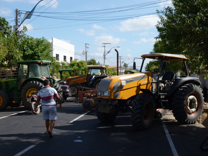 Agricultores utilizaram tratores para bloquear a via em protesto contra a falta d'água