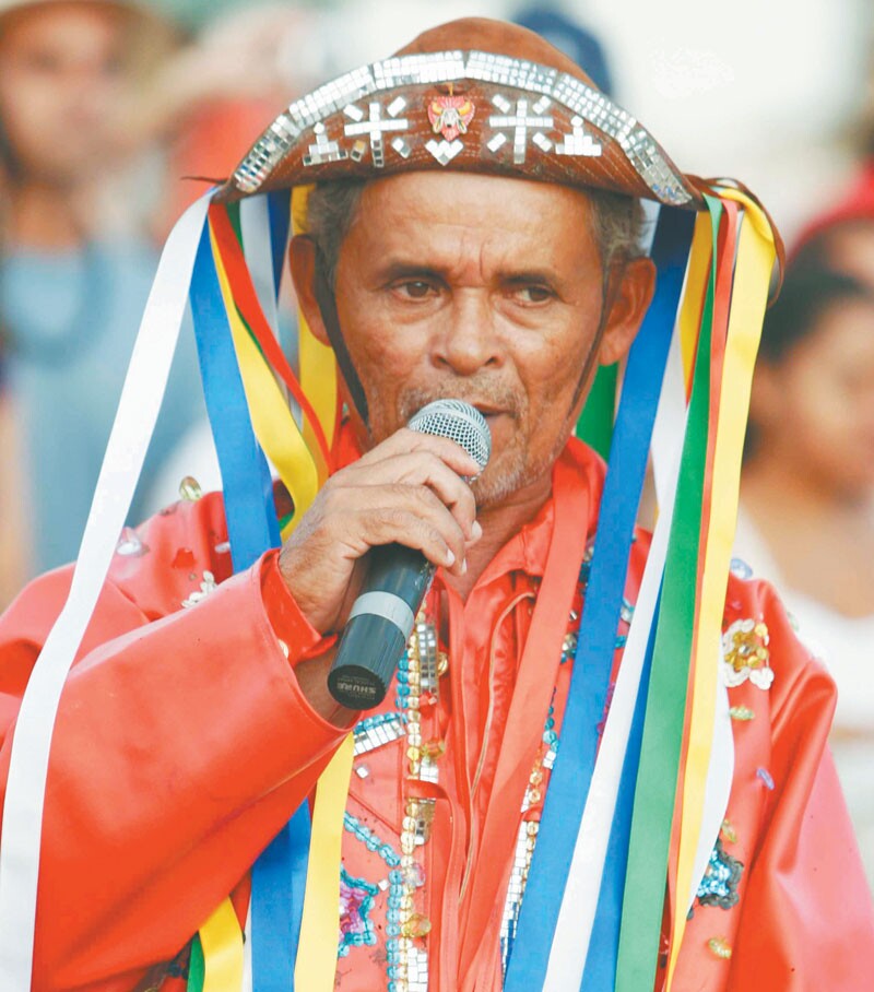 Mestre Zé Pio (acima) e o grupo Descendentes da Índia Piaba (abaixo) se apresentam hoje no Dragão